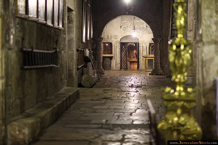 http://www.jerusalemshots.com/b/holly_sepulcher/Church-of-the-Holy-Sepulchre-018.jpg