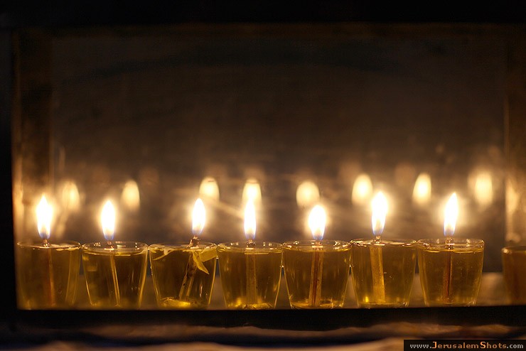 Jerusalem Photos :: Hanukkah : Hanukkah Candles, Lighting Blessings