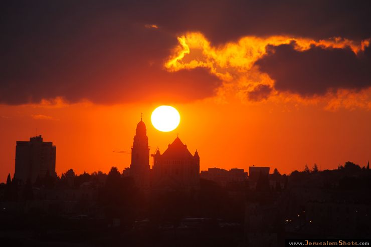 Sonnenuntergang über der Kirche Dormitsion